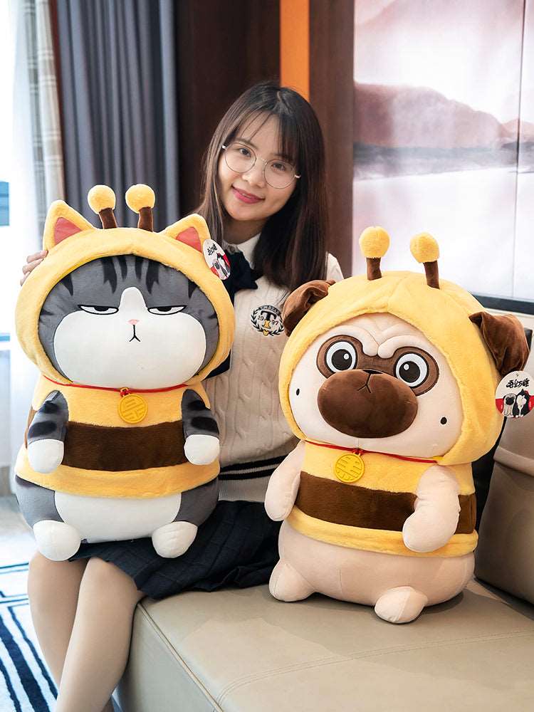 Süße Kawaii Katze und Hund Bienenstofftiere auf der Couch mit Mädchen