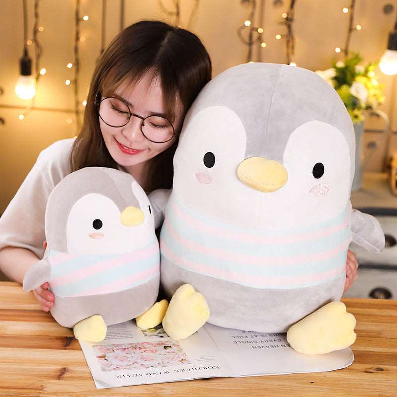 zwei Pinguin Plüschtierebeim Lesen