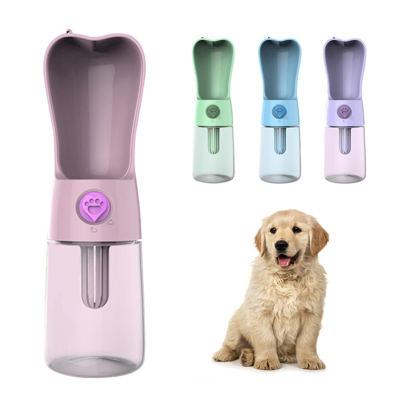 kleiner Hund mit Trinkflasche