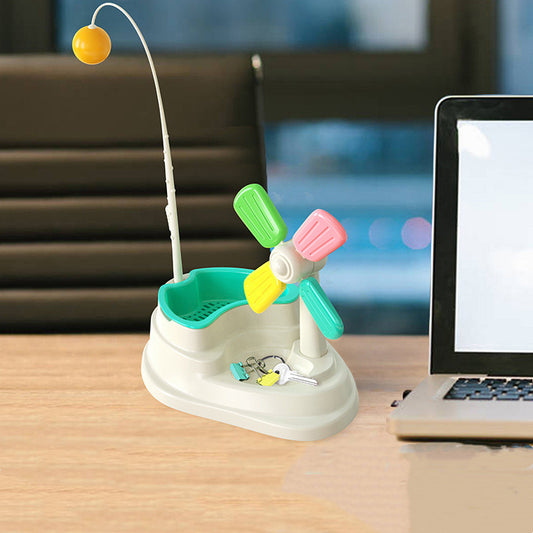 Katzenspielzeug auf Schreibtisch