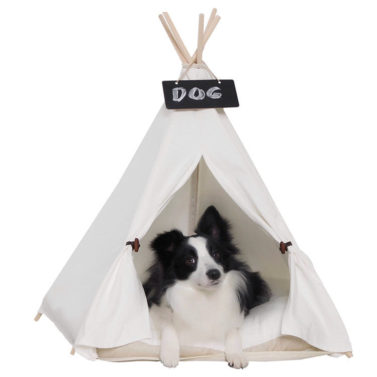 Hund im Haustierzelt mit Dog-Tafel