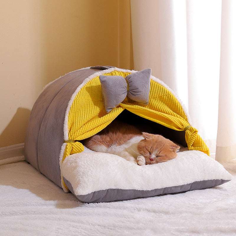 Kuschelige Katzenhöhle / Katzenbett mit Vorhang in Cremegelb mit schlafender Katze