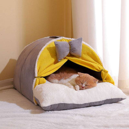 Kuschelige Katzenhöhle / Katzenbett mit Vorhang in Cremegelb mit schlafender Katze