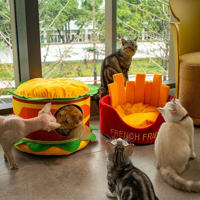 Katzen spielen mit Hamburgerbett und Pommesbett