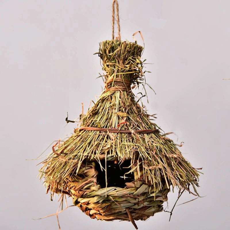 Handgeflochtene Vogelnester aus Naturmaterialien