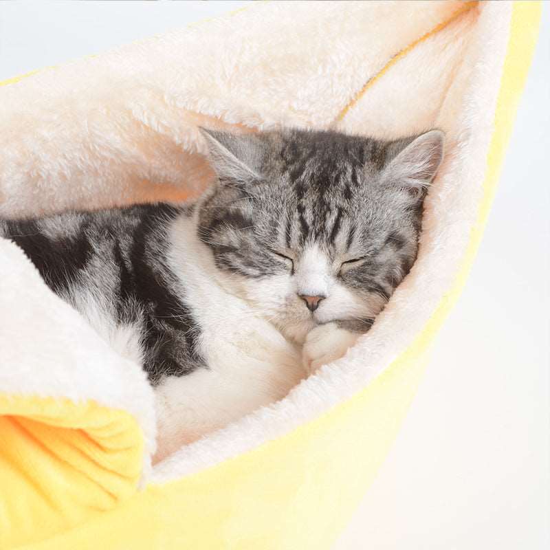 Bananen Haustierbett mit schlafender Katze