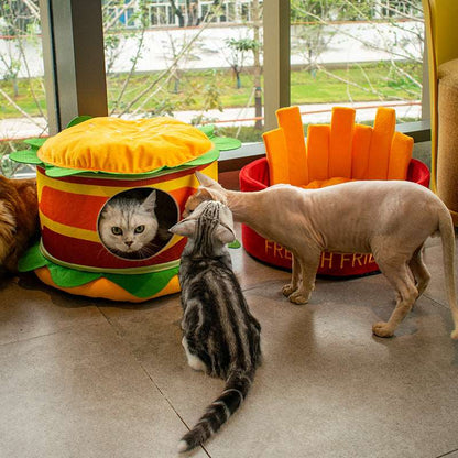 Katzen spielen mit den Katzenbetten
