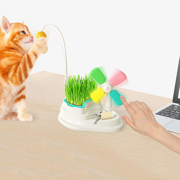 Katzenspielzeug in Aktion auf Schreibtisch mit Katze