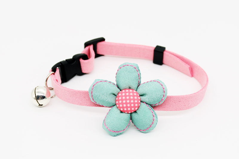 Katzenhalsband mit Blumen und Gloeckchenanhänger grün