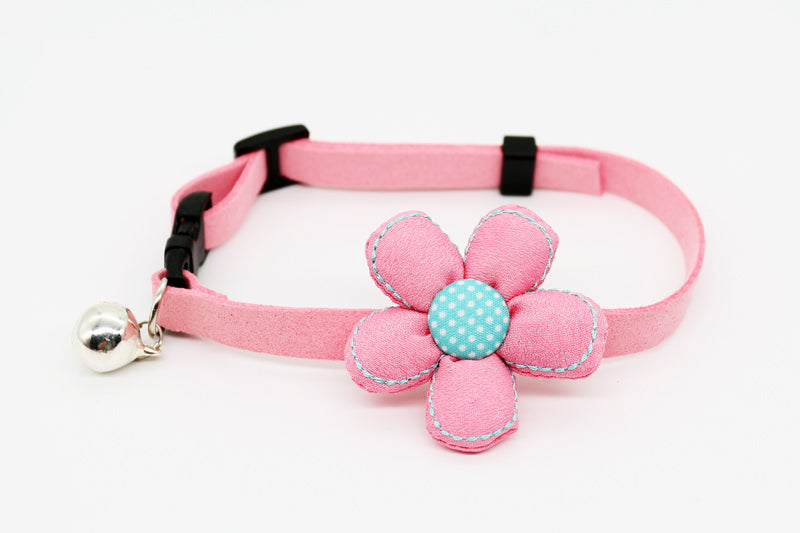 Katzenhalsband mit Blumen und Gloeckchenanhänger pink