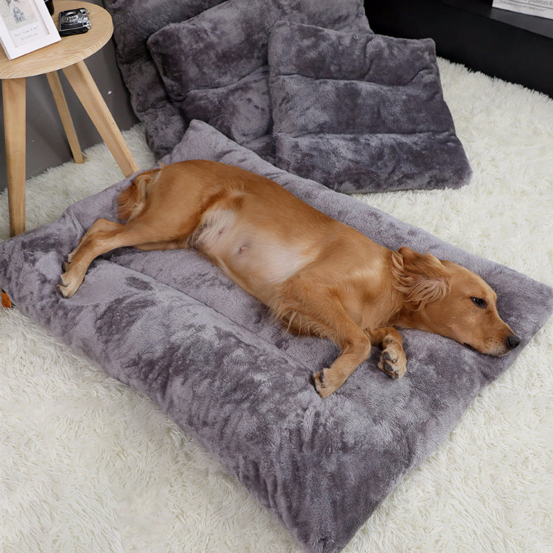 Warme plüschige Hundematte in Grau mit schlafendem Hund