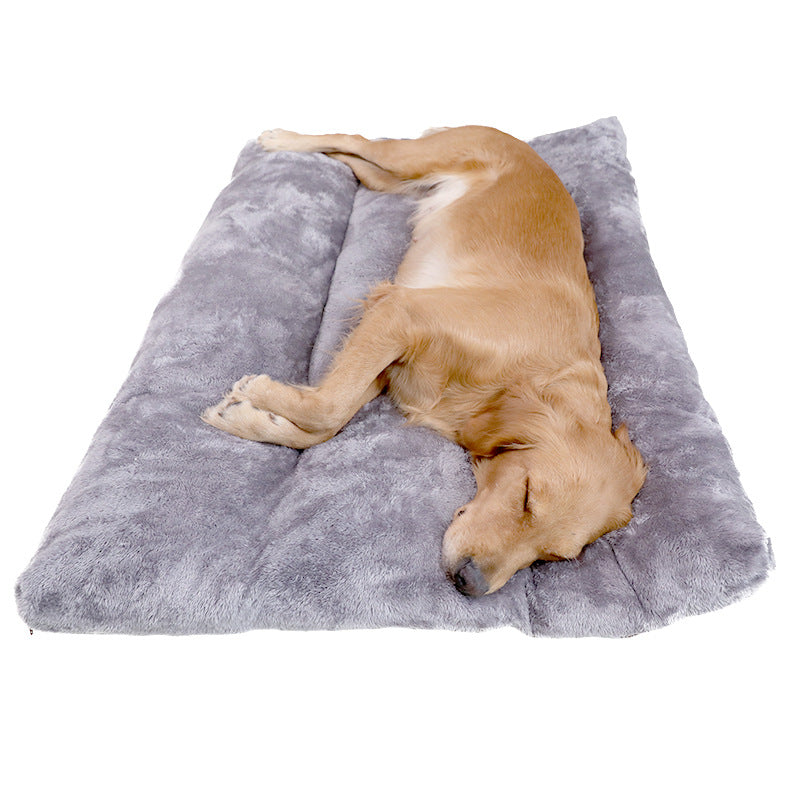 Warme plüschige Hundematte mit Hund