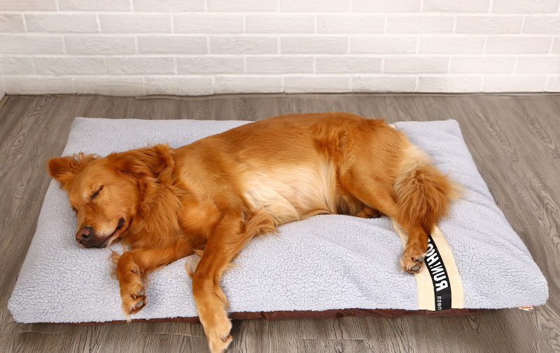 Warme plüschige Hundematte in Hellgrau mit schlafendem Hund