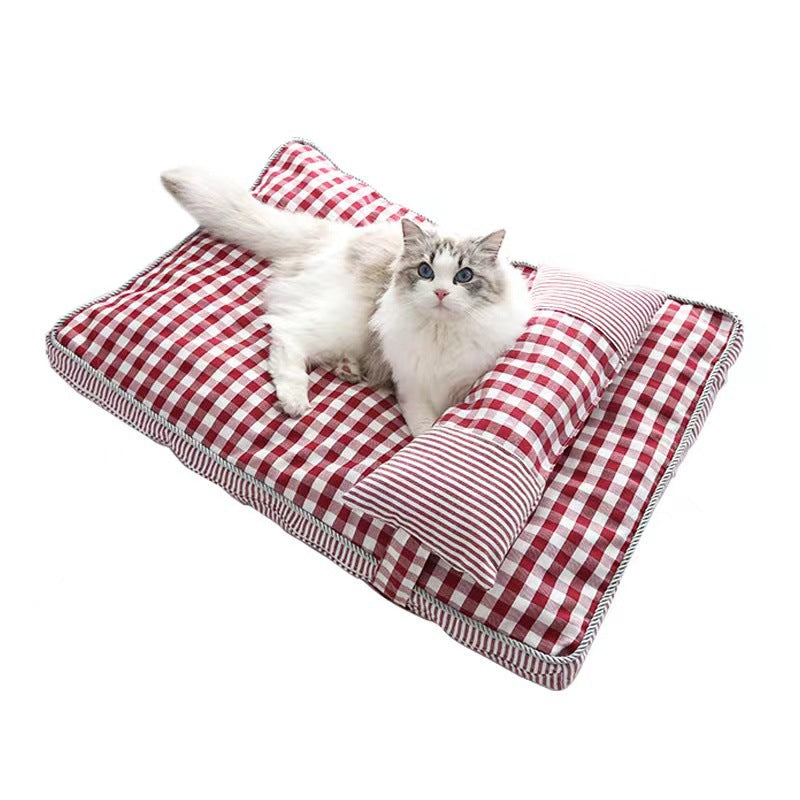 Hundematte mit Kissen in Rot mit Katze