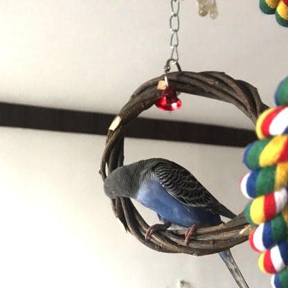 Vogelschaukel und Vogelstangen aus Naturholz.